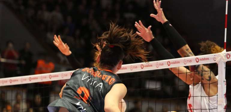 Eczacıbaşı Dynavit, İzmir’den 3 puanla dönüyor