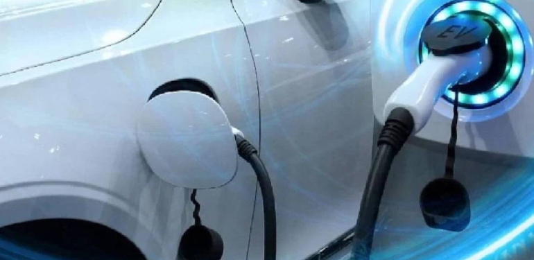 Elektrikli araçta geri adımın faturası ağır oldu: Devler hibrit ve benzine dönüyor