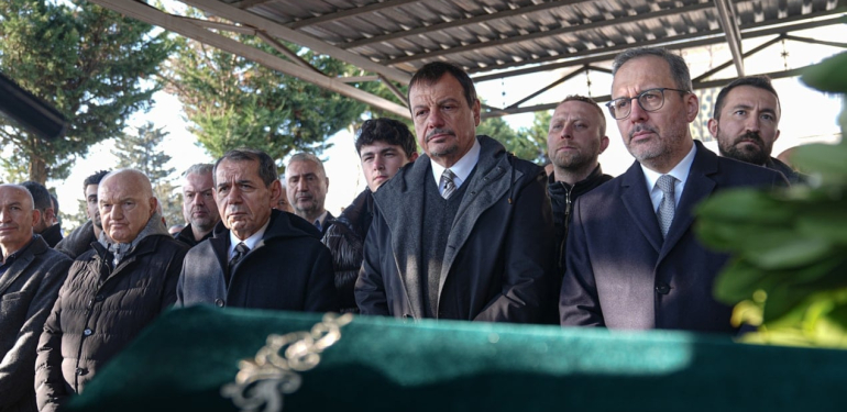 Ergin Ataman’ın annesi son yolculuğuna uğurlandı