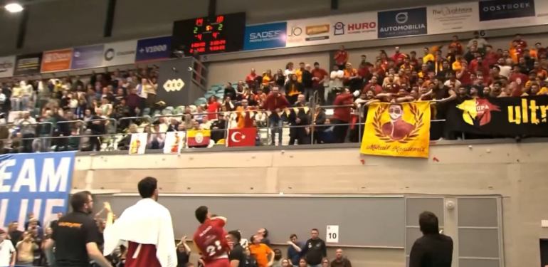 Galatasaraylı yıldız, kendi taraftarına şişe fırlattı!