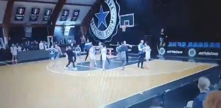 Gençlerin basket maçında sahaya veliler daldı, kıyamet koptu!