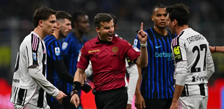 Juventus yenildi maç sonu ortalık karıştı! Hakemlerin üzerine yürüdü