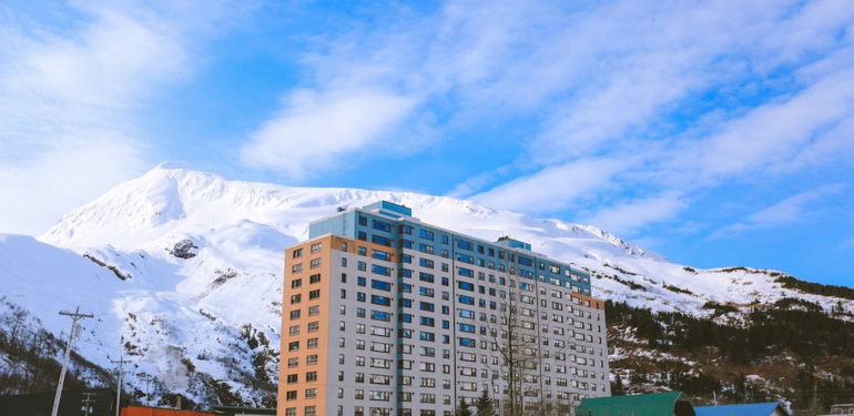 Karla kaplı bölge alev alev yanıyor: 3 bin yıldır olmamıştı