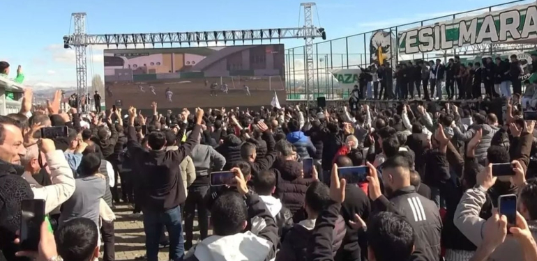 Seyircisiz maçta şehir meydanında taraftar rekoru kırıldı: Tam 7 golle zirvede şov yaptılar