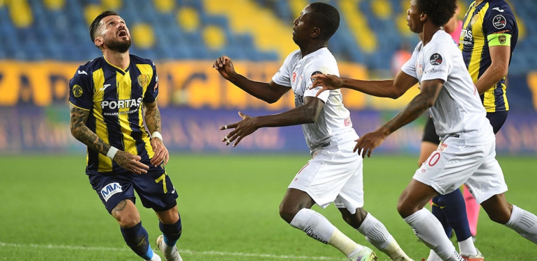 Süper Lig’in eski yıldızı bakan yardımcısı oldu