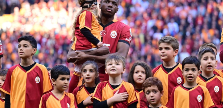 Verdiği röportaj duygulandırmıştı! Osimhen ve annesi için koreografi yapılacak